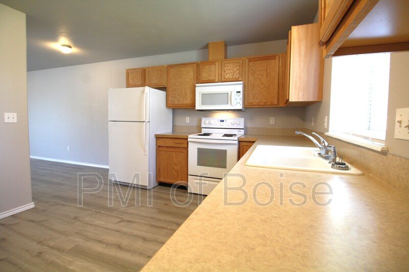 1031 E Iowa Ave Apt 3 property image