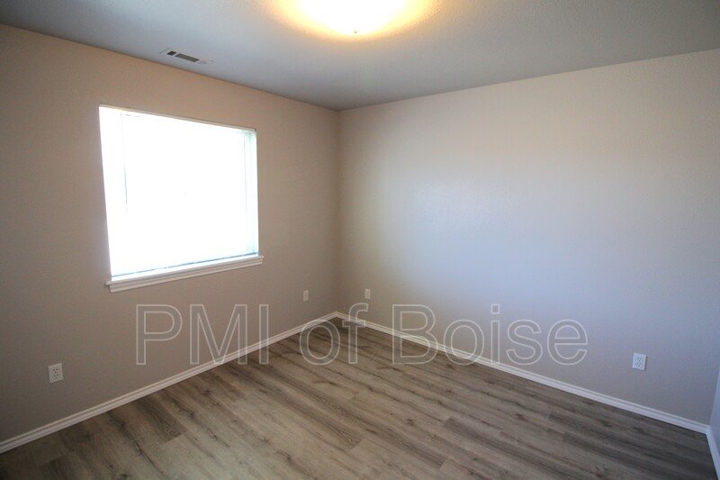 1031 E Iowa Ave Apt 3 property image