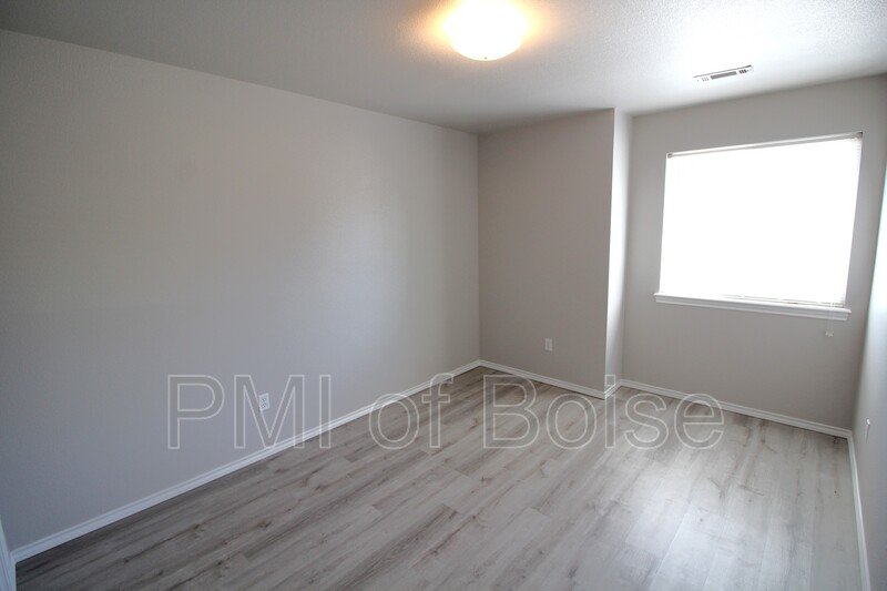 1031 E Iowa Ave Apt 3 property image