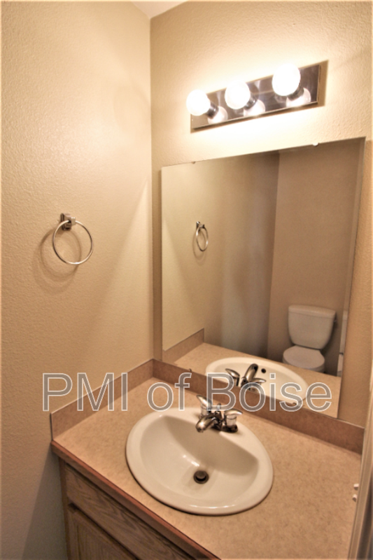 Central Nampa 3bed/1.5bath Townhome property image