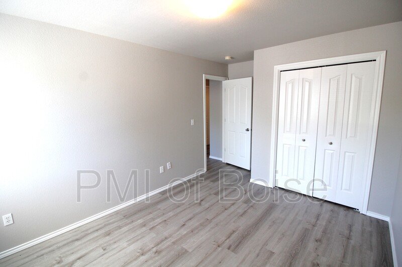 1031 E Iowa Ave Apt 3 property image